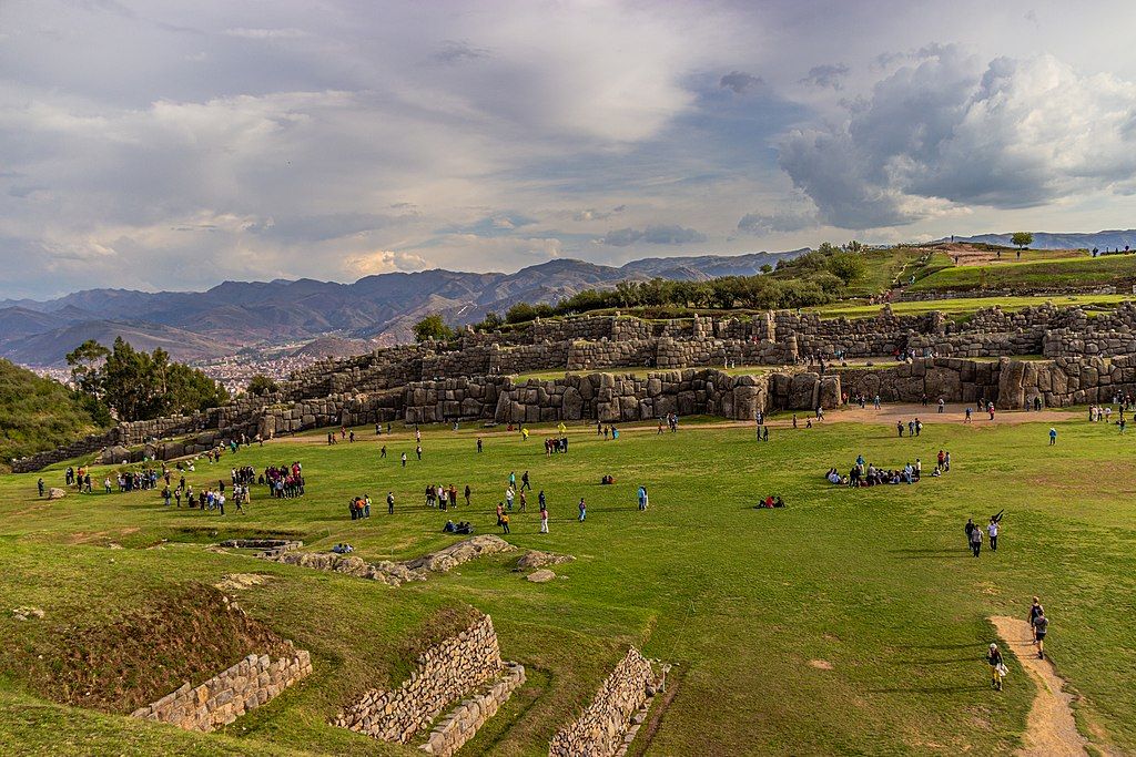 Sacsayhuamán, najveća pukara (tvrđava) Inka, nalazi se u blizini grada Kuska u Peruu, koji je nekada bio prestonica carstva Inka. Izgrađena od masivnih kamenih blokova bez upotrebe maltera, tvrđava je fascinantan primer precizne gradnje i tehnoloških dostignuća Inka. Ova monumentalna građevina, podignuta između 1438. i 1500. godine, imala je važnu odbrambenu ulogu, ali je takođe služila i za ceremonijalne svrhe. Danas je Sacsayhuamán jedno od najvažnijih arheoloških nalazišta u Peruu i deo je UNESCO-ve svetske baštine.