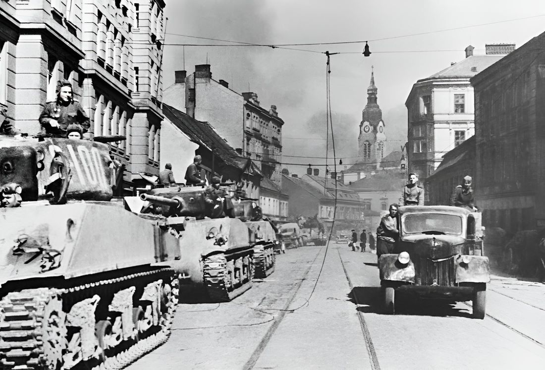 Sovjetski tenkovi M4A2(76)W Sherman poredani uz ulicu u češkom gradu Brnu, april 1945. godine. Sovjetski Savez koristio je ove tenkove, isporučene kroz Lend-Lease program, za podršku svojim oklopnim jedinicama u borbi protiv njemačkih snaga na Istočnom frontu, posebno tokom završnih operacija u oslobađanju Istočne Evrope.