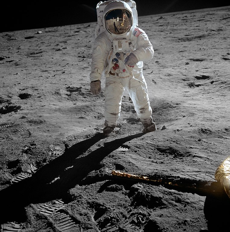 Buzz Aldrin na Mjesecu na fotografiji koju je snimio Neil Armstrong, čiji se odraz zajedno sa Zemljom vidi u viziru