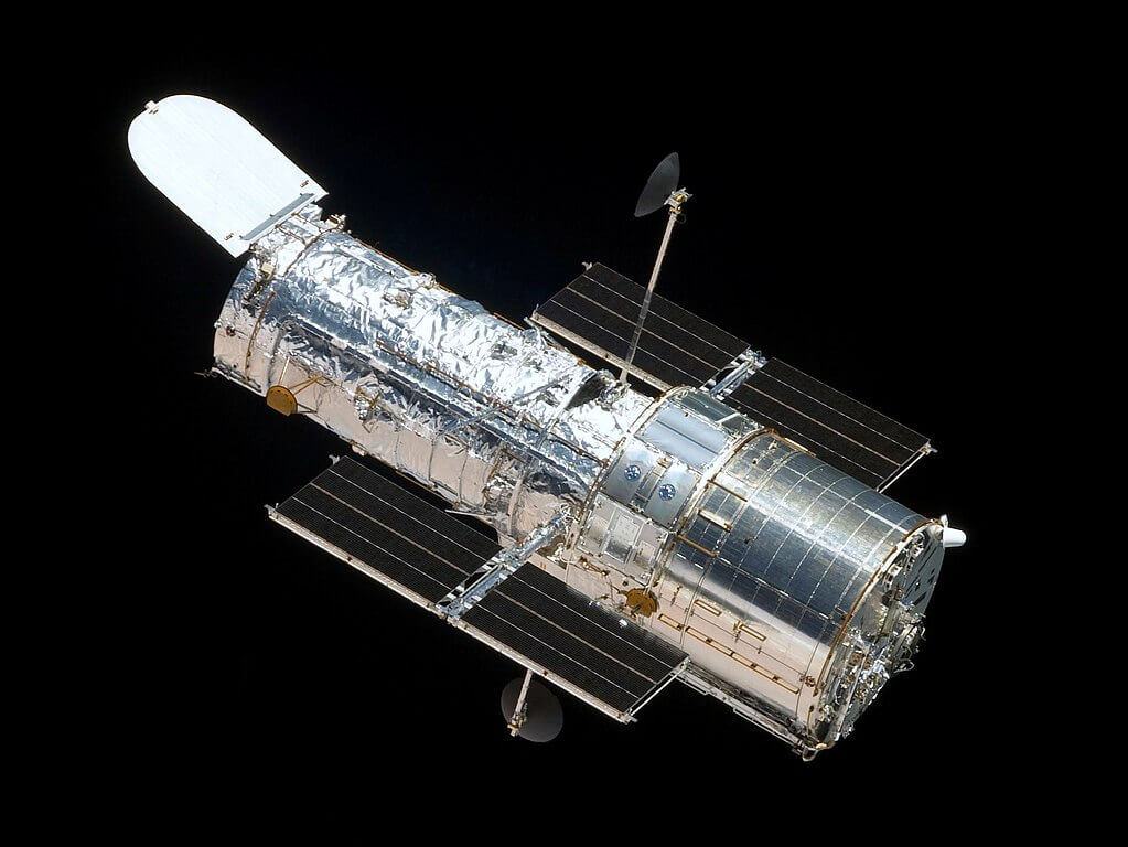 Svemirski teleskop Habl (Hubble Space Telescope) je teleskop lansiran 1990. godine koji kruži oko Zemlje i omogućava astronomima da posmatraju svemir sa izuzetnom jasnoćom, pružajući nevjerovatne slike galaksija, maglina i udaljenih zvijezda