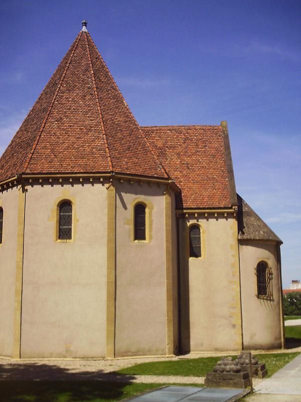 Kapela templara iz 12. vijeka u Mecu, Francuska. Nekada je bila dio templarske komande u Mecu, najstarije templarske institucije u Svetom Rimskom Carstvu.